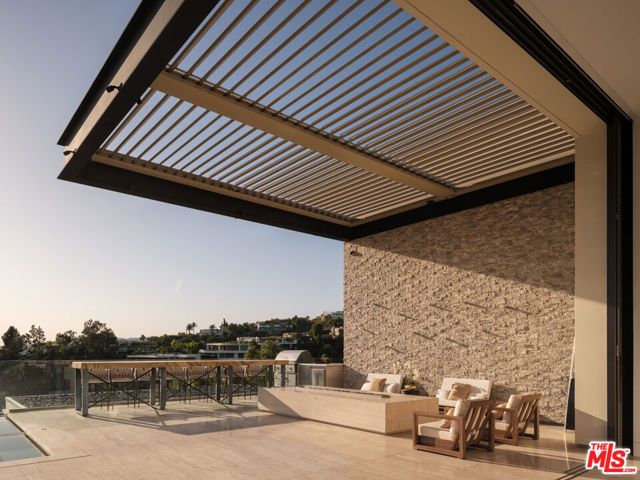 1305 Collingwood Place, Los Angeles CA: https://media.crmls.org/mediaz/a60d79d4-8298-46d7-878f-018cf8135879.jpg