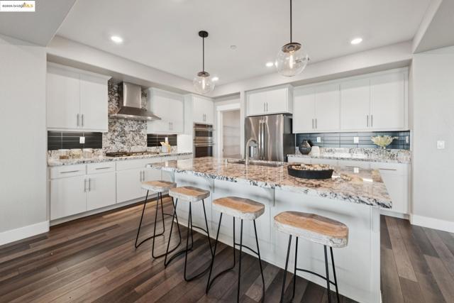 6757 Skyview Dr, Oakland CA: https://media.crmls.org/mediaz/a60ddbfc-2a2b-4a98-a28f-e7a7eb880d6f.jpg