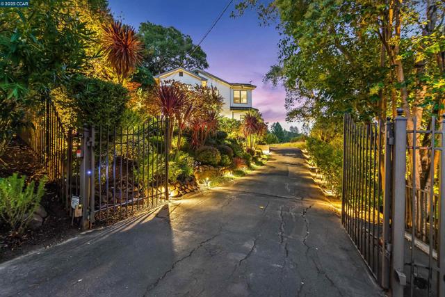 24 La Campana Rd, Orinda CA: https://media.crmls.org/mediaz/a60e2827-f728-4a01-965f-1d891d412989.jpg