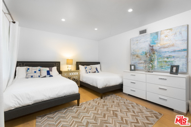 774 N KENTER Avenue, Los Angeles CA: https://media.crmls.org/mediaz/a60e89e4-8aeb-432d-ad33-2e04668bb9f3.jpg