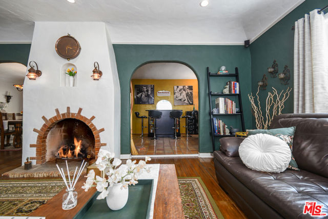 10344 Woodbridge Street, Toluca Lake CA: https://media.crmls.org/mediaz/a60eb3ee-a56b-494f-b207-4f4a5bd360f8.jpg
