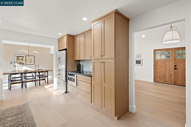 101 Lena Ct, Pleasant Hill CA: https://media.crmls.org/mediaz/a60ed586-8670-409d-af55-e3f8e1fff4ed.jpg