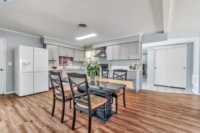 6013 Green Glen Way, Sacramento CA: https://media.crmls.org/mediaz/a60ff37e-4746-4dc0-a099-792940bd1ff0.jpg