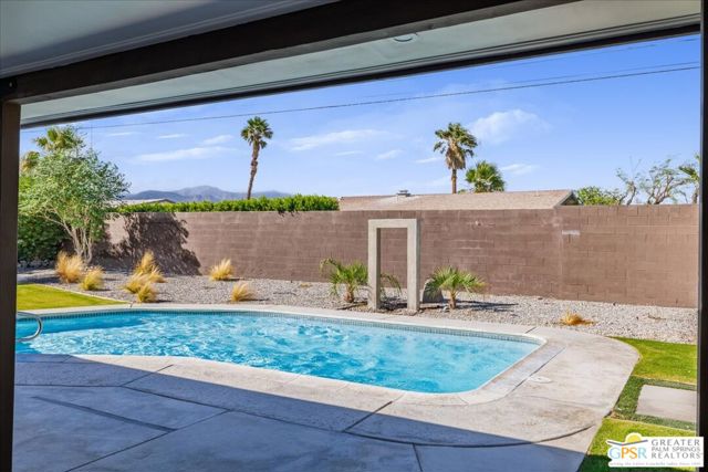 372 E Molino Road, Palm Springs CA: https://media.crmls.org/mediaz/a6103c6e-b5a9-4bd1-b369-d11a211beccc.jpg
