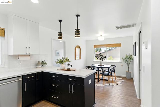 7927 Phaeton Dr, Oakland CA: https://media.crmls.org/mediaz/a610f808-d6d8-4d85-ac33-710ddf78a7e8.jpg