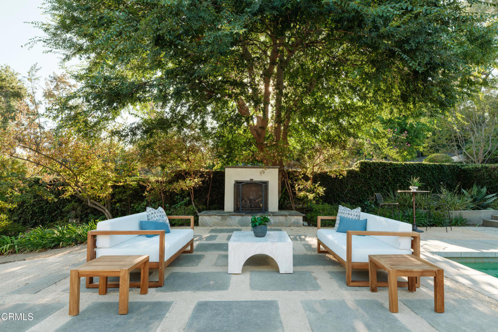 https://media.crmls.org/mediaz/a6112328-103c-419d-a28b-24b4c6574b5c.jpg?preset=X-Large