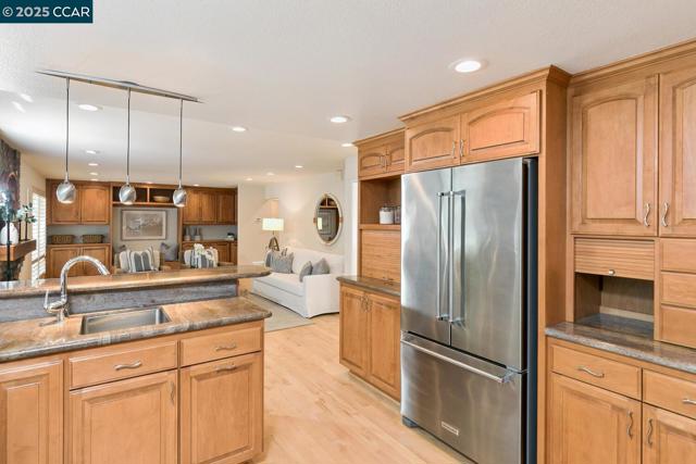 1555 Pebblebrook Ct, Walnut Creek CA: https://media.crmls.org/mediaz/a61156ec-07a8-485e-9338-e1d2bc6e5395.jpg