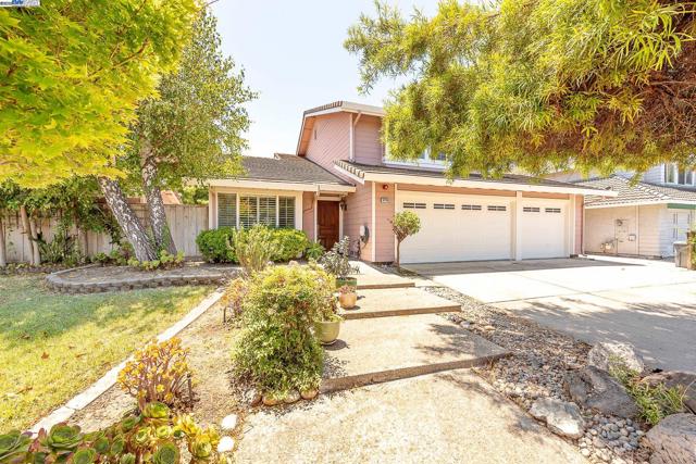 32760 Orick St, Union City CA: https://media.crmls.org/mediaz/a61166d3-25e0-4ba6-93e6-213673eb3092.jpg