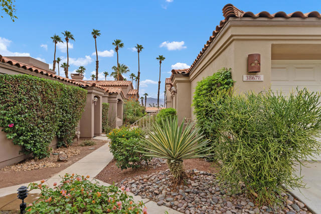 38678 Dahlia Way, Palm Desert CA: https://media.crmls.org/mediaz/a61295fd-ce33-492d-9895-acfd7c9fc1bf.jpg