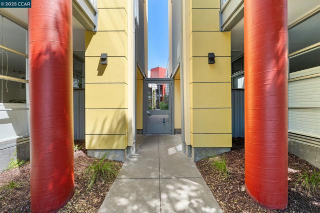 1200 65Th St, Emeryville CA: https://media.crmls.org/mediaz/a6139068-7ac9-4980-b81d-ef6507d19469.jpg