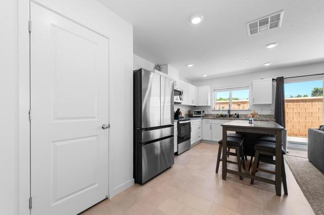 7741 Forestdale Way, Elk Grove CA: https://media.crmls.org/mediaz/a61395be-e889-4a14-8d59-a00fd5d56bb2.jpg