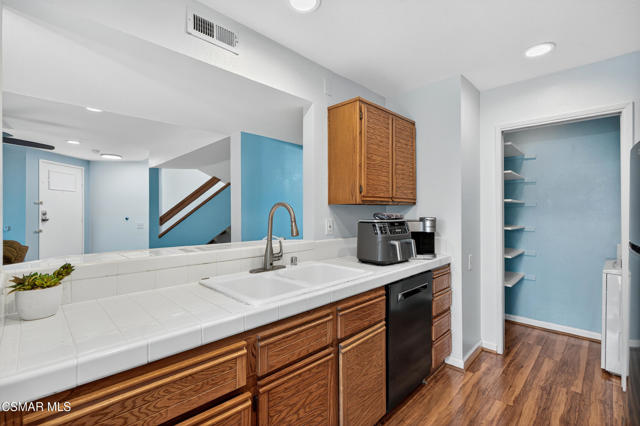 1182 Tivoli Lane, Simi Valley CA: https://media.crmls.org/mediaz/a61446c3-5a52-43d4-aa44-72ca1218c4f3.jpg
