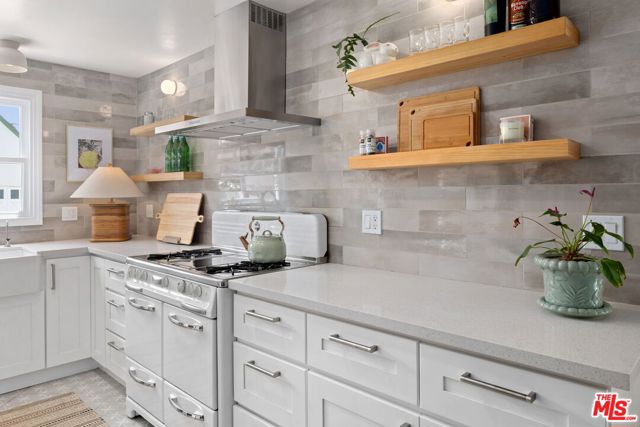 4654 Denny Avenue, Toluca Lake CA: https://media.crmls.org/mediaz/a6147c04-065c-41fd-8d24-be97638fe2a4.jpg