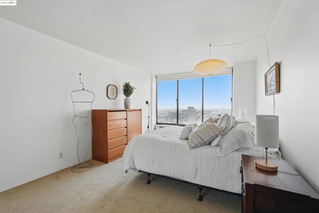 565 Bellevue Ave, Oakland CA: https://media.crmls.org/mediaz/a615dfcf-d3e3-4104-96b0-b7f0f6caef2e.jpg