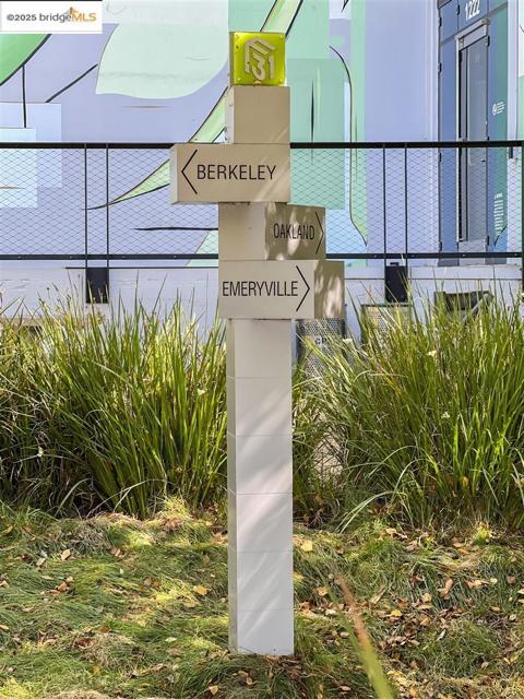 121 City Limits Cir, Emeryville CA: https://media.crmls.org/mediaz/a61626d8-448f-4608-8fd4-5f3d6de70c7c.jpg