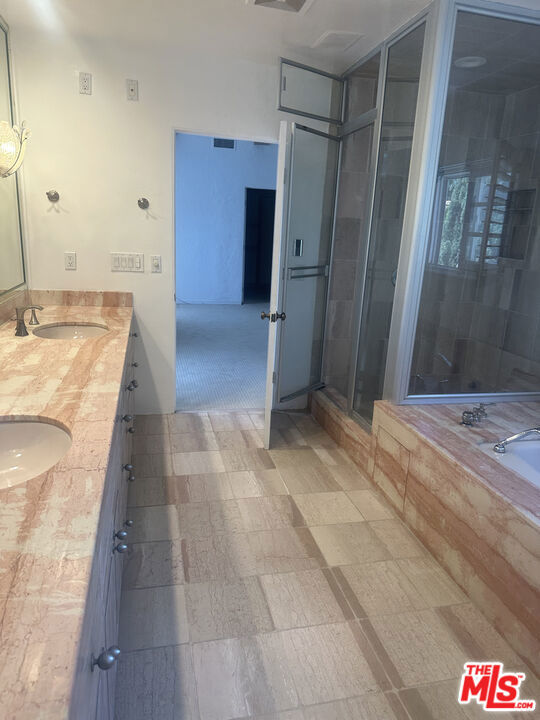 320 S Mccarty Drive, Beverly Hills CA: https://media.crmls.org/mediaz/a61636c9-5e5d-4313-8f09-67f785fafc4c.jpg