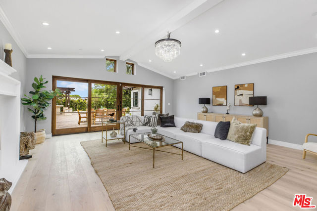 6888 Alta Vista Drive, Rancho Palos Verdes CA: https://media.crmls.org/mediaz/a6177286-541c-4fb8-b0ea-05712340c503.jpg