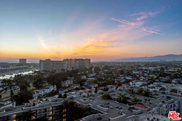 13700 Marina Pointe Drive, Marina del Rey CA: https://media.crmls.org/mediaz/a618f93e-55b8-4e50-941e-85728d3077ba.jpg