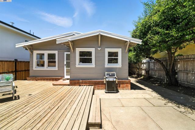 3936 Midvale Ave, Oakland CA: https://media.crmls.org/mediaz/a619a535-1c2a-4010-a309-f70b19eee853.jpg