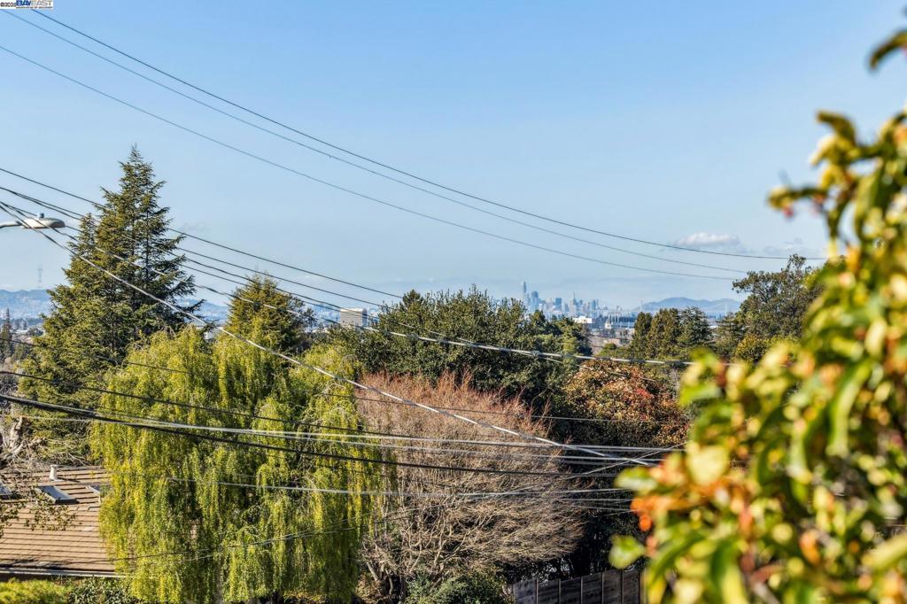 https://media.crmls.org/mediaz/a619d119-cc95-4d76-8419-1674f62f2526.jpg?preset=X-Large