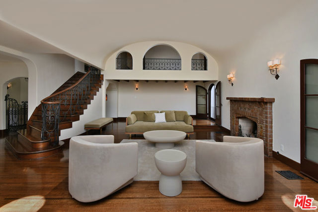 4352 Forman Avenue, Toluca Lake CA: https://media.crmls.org/mediaz/a619e28f-64a8-4877-a016-6fe582470f5d.jpg