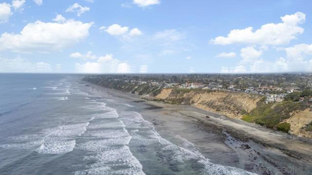 1059 Hymettus Ave, Encinitas CA: https://media.crmls.org/mediaz/a61a50e0-465a-48d0-825b-554b18f18a02.jpg