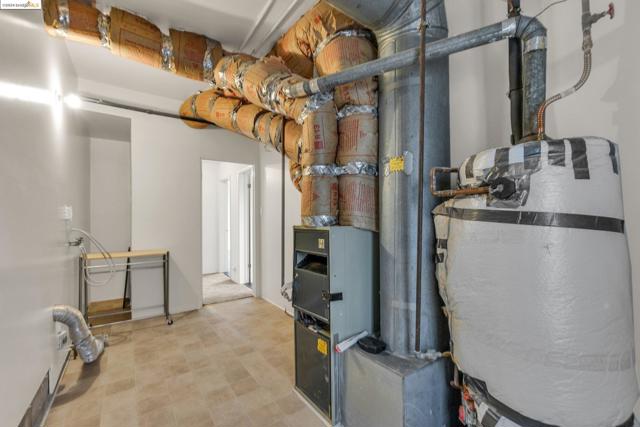 2001 Manzanita Dr, Oakland CA: https://media.crmls.org/mediaz/a61ae185-3fa3-427d-8272-cbfbdd16ca12.jpg