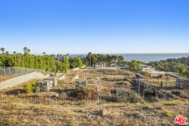 27061 Sea Vista Drive, Malibu CA: https://media.crmls.org/mediaz/a61b4b02-bae0-4bb7-a8b6-2f3e441e01ee.jpg