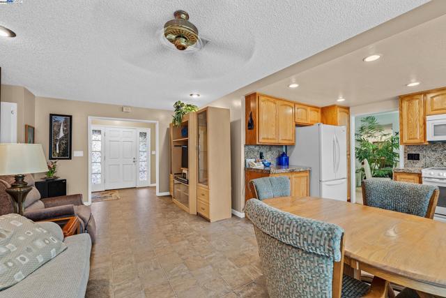 576 Emerald St, Livermore CA: https://media.crmls.org/mediaz/a61bf276-ffa3-4482-9738-e7ea989fd85d.jpg