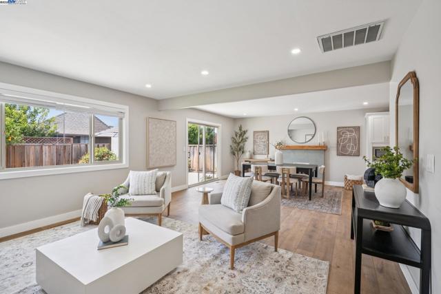 34709 Clover St, Union City CA: https://media.crmls.org/mediaz/a61d4196-2874-4c19-9c0e-7e39aec1b28b.jpg