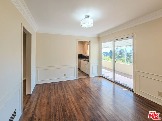 8967 St Ives Drive, Los Angeles CA: https://media.crmls.org/mediaz/a61e59ab-d70c-446b-839a-4adaa729946c.jpg