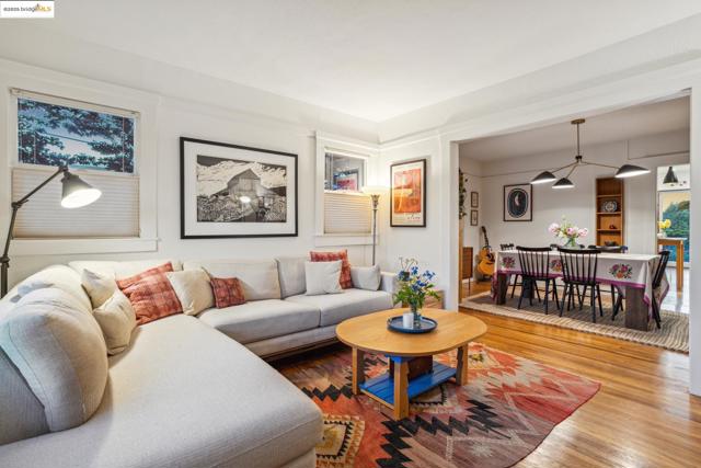 3701 Midvale Ave, Oakland CA: https://media.crmls.org/mediaz/a61e5b08-1769-427c-b93f-0b743c15d8e7.jpg