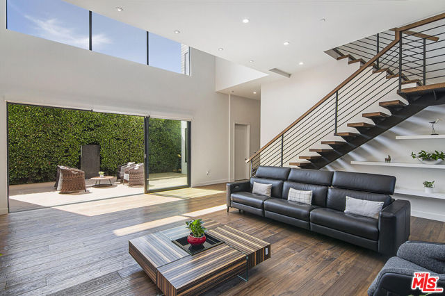362 N Norton Avenue, Los Angeles CA: https://media.crmls.org/mediaz/a61fdb6f-59d6-49f4-90c8-c8748aff0657.jpg