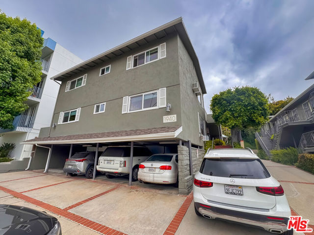 1940 S Beverly Glen Boulevard, Los Angeles CA: https://media.crmls.org/mediaz/a6211929-5e7b-4c75-a72f-38d105028a44.jpg