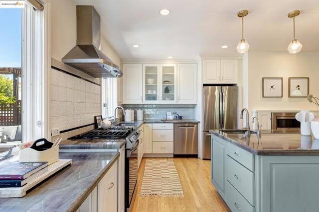 131 Sonia St, Oakland CA: https://media.crmls.org/mediaz/a621a39a-973a-44d6-b28c-354ea07335c4.jpg