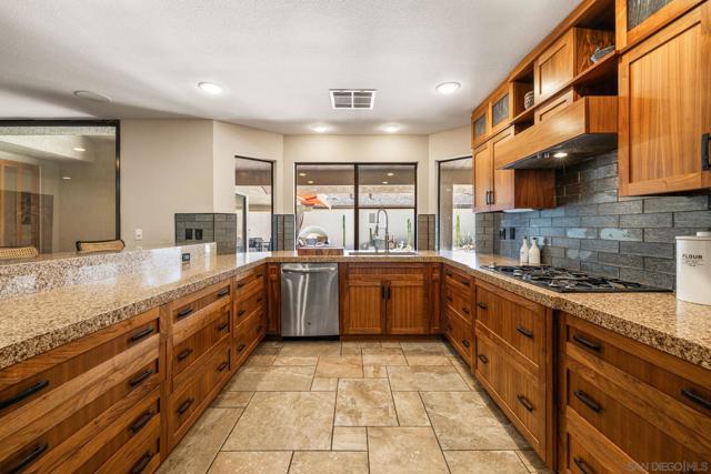 142 Yale Dr, Rancho Mirage CA: https://media.crmls.org/mediaz/a621bb22-d592-477f-bebc-c9edaf5db799.jpg