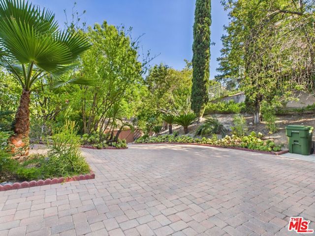 4723 Dunas Lane, Tarzana CA: https://media.crmls.org/mediaz/a621e419-4322-4f2b-a41d-b18afcd276cd.jpg