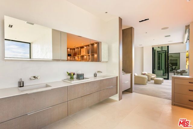 9405 Sierra Mar Place, Los Angeles CA: https://media.crmls.org/mediaz/a6222e3e-8991-4707-9692-30b7321b3a45.jpg