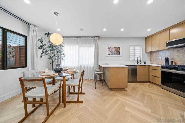 7372 Bishops Ln, La Jolla CA: https://media.crmls.org/mediaz/a62348cf-258d-41ba-bde8-bb3093ab134d.jpg