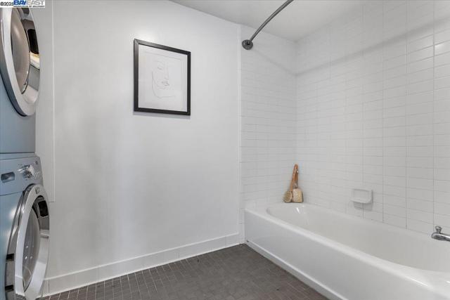 226 2nd St, Oakland CA: https://media.crmls.org/mediaz/a624ff7c-1598-4c2c-98eb-27a30447db61.jpg