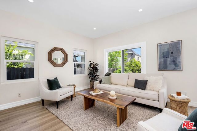 326 N Beachwood Drive, Los Angeles CA: https://media.crmls.org/mediaz/a6259f86-15a7-4907-ba01-6274091137fa.jpg