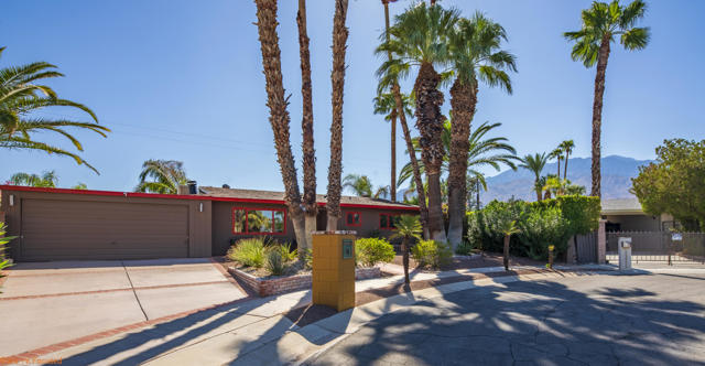 14 Gary Circle, Palm Springs CA: https://media.crmls.org/mediaz/a6273db0-a0df-4868-a847-f1bc8fa7a811.jpg