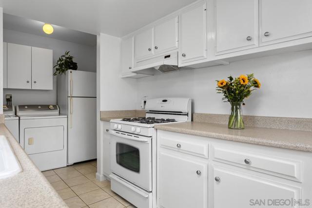 709 Sunflower St, Encinitas CA: https://media.crmls.org/mediaz/a62798d7-f3fd-4c19-894a-e41378645c9d.jpg