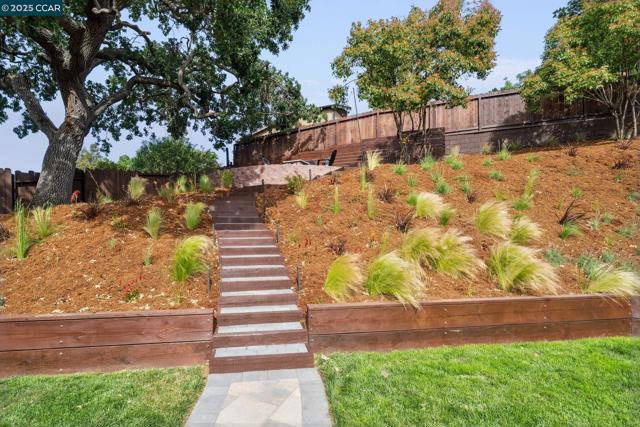 3739 Northridge Dr, Concord CA: https://media.crmls.org/mediaz/a6294fcf-c5c1-413b-a804-f50fee0972da.jpg