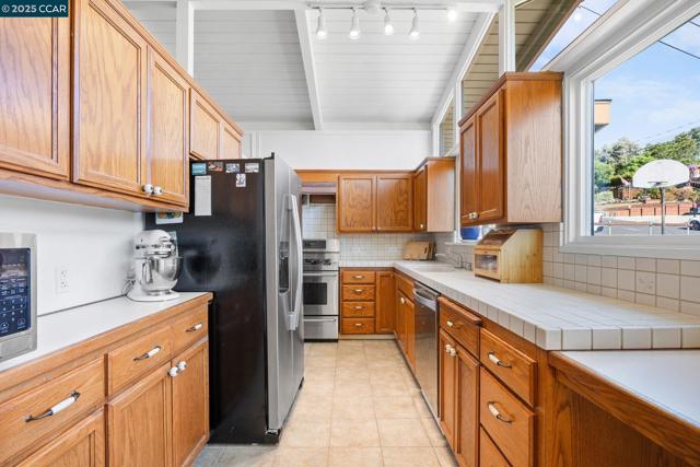 51 Gilrix Dr, Martinez CA: https://media.crmls.org/mediaz/a62b218a-7545-4ad9-9246-94f5079df474.jpg