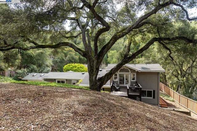 10 Easton Ct, Orinda CA: https://media.crmls.org/mediaz/a62baaab-2a1c-43fc-a93b-27f70bb05f54.jpg