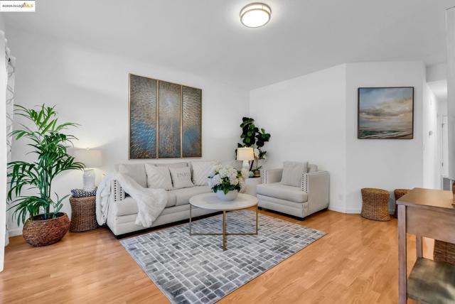 2912 Flint St, Union City CA: https://media.crmls.org/mediaz/a62cd398-aade-4821-ad8b-3853f5f74893.jpg