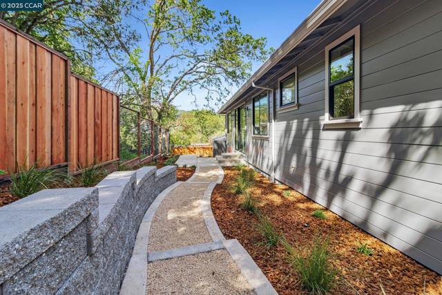 945 Yorkshire Ct, Lafayette CA: https://media.crmls.org/mediaz/a62e1556-13c4-4d19-8df6-e4739be13657.jpg