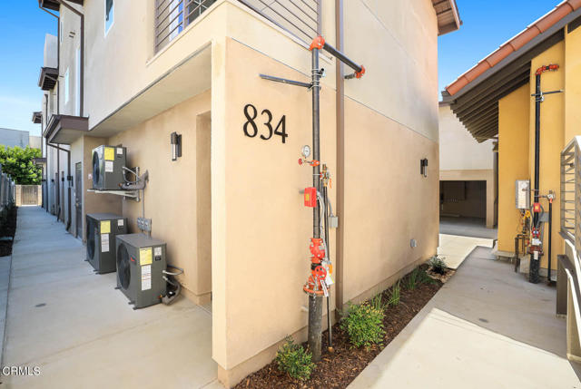 Detail Gallery Image 4 of 21 For 834 N Fair Oaks Ave #108,  Pasadena,  CA  - 3 Beds | 2/1 Baths