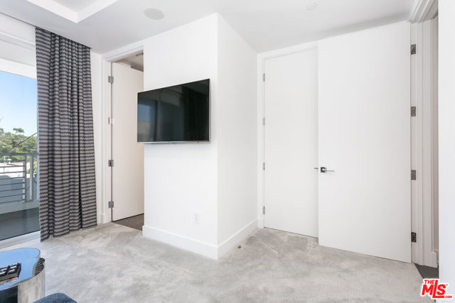 460 N Palm Drive, Beverly Hills CA: https://media.crmls.org/mediaz/a62f10e5-6e6f-4690-ae89-7b1ac34938ab.jpg